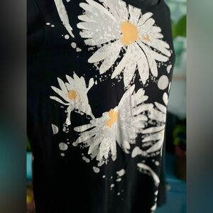 Long Sleeve Daisy Print Tee Size XL